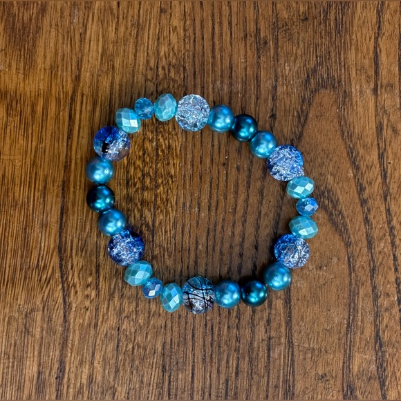 Icy blue beaded bracelet - Picture 1 of 2